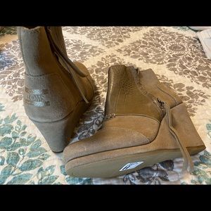 Toms booties. BNWT beige